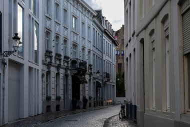 Eski Bruges şehrinin sokak manzarası. Tarihi şehir merkezi UNESCO 'nun önde gelen bir Dünya Mirası Alanıdır.