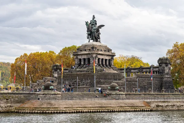 Koblenz, Rhein ve Mosel 'in buluşmasıydı. Alman Köşesi, İmparator I. William 'ın binicilik heykeli ile Almanya' nın birleşmesinin bir sembolü.. — Stok fotoğraf