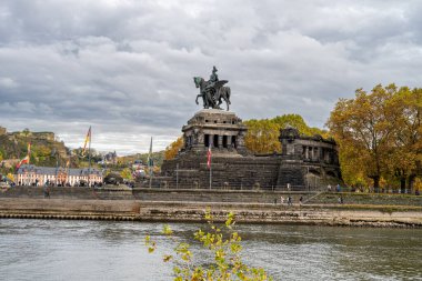 Koblenz, Rhein ve Mosel 'in buluşmasıydı. Önde Alman Köşesi, İmparator I. William 'ın heykeli ile Almanya' nın birleşmesinin bir sembolü. Arka planda Ehrenbreitstein Kalesi