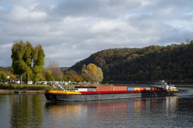 1 Kasım 2021 - Koblenz, Almanya: Alman Köşesindeki bir nehir mavnası Rhein ve Mosel kavşağındaydı
