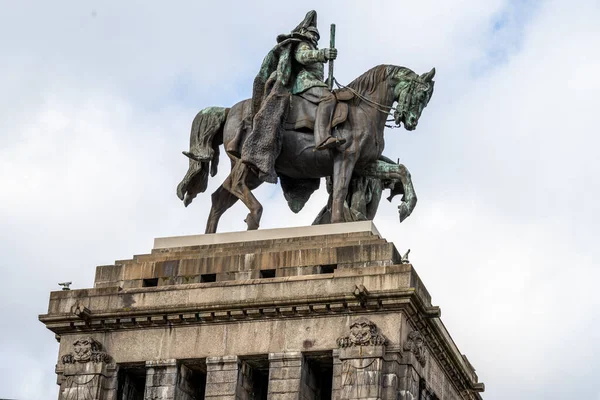 Równikowy posąg cesarza Wilhelma I na rogu Niemiec w Koblencji, Niemcy. Ten posąg jest symbolem zjednoczenia Niemiec. — Zdjęcie stockowe