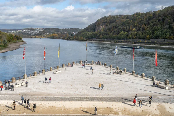 A német sarok Koblenzben, Németországban, ahol a Rhein folyó és a Mosel találkozik. Ez Németország egyesítésének fontos szimbóluma. — Stock Fotó