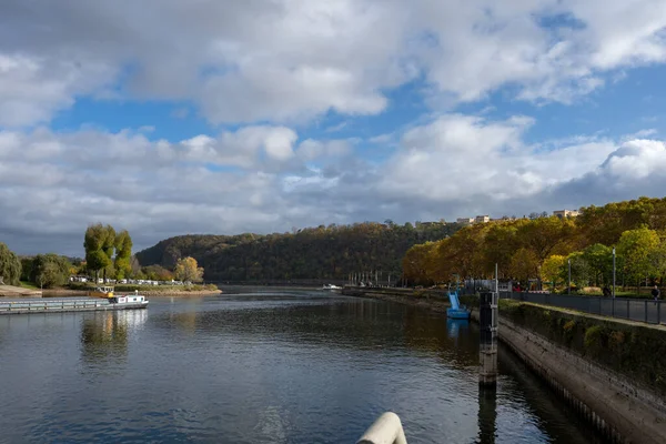 Koblenz, Alemania: La esquina alemana donde los ríos Rhein y Mosel se encuentran, un símbolo de la unificación de Alemania — Foto de Stock