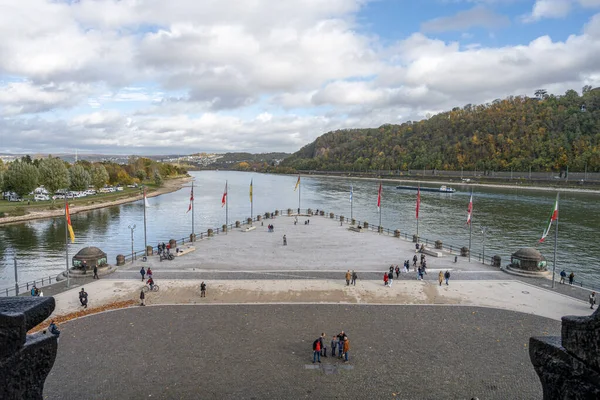 A német sarok Koblenzben, Németországban, ahol a Rhein folyó és a Mosel találkozik. Ez Németország egyesítésének fontos szimbóluma. — Stock Fotó