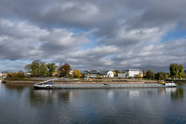 Rzeczna barka w Koblencji, na rogu Niemiec były rzeki Rhein i Mosel spotkać — Zdjęcie stockowe