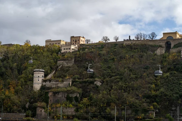 Koblenz, Alemanha com a fortaleza Ehrenbreitstein foram rio Rhein e Mosel atender — Fotografia de Stock