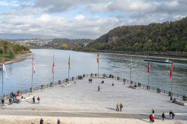A német sarok Koblenzben, Németországban, ahol a Rhein folyó és a Mosel találkozik. Ez Németország egyesítésének fontos szimbóluma. — Stock Fotó