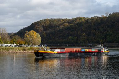 Koblenz, Almanya 'da bir nehir mavnası Rhein ve Mosel' in kesiştiği nehirlerdi.
