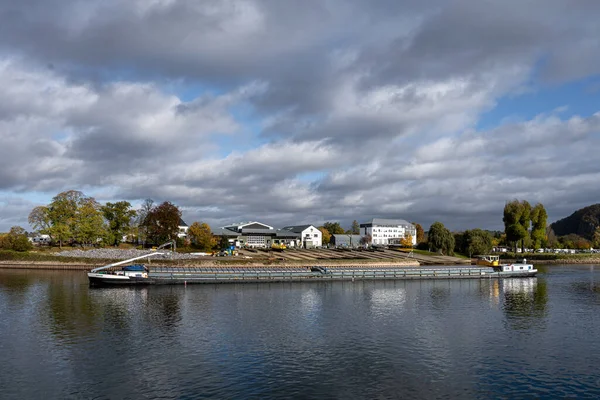 En flodpråm vid Koblenz, tyska hörnet var floderna Rhein och Mosel möts — Stockfoto