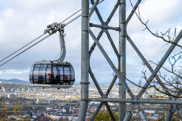 Ehrenbreitstein şatosundan Koblenz, Almanya manzarası. Teleferik hattı Alman köşesini şatoya bağlıyor.
