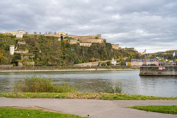Koblenz Rhein és Mosel találkozása volt. Az előtérben a német sarok, Németország egyesítésének szimbóluma I. Vilmos császár szobrával. A háttérben Ehrenbreitstein vár — Stock Fotó