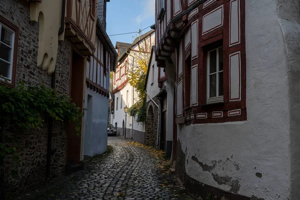 Una calle estrecha en una antigua ciudad del valle del Mosel, Alemania. Hermosas casas antiguas — Foto de Stock