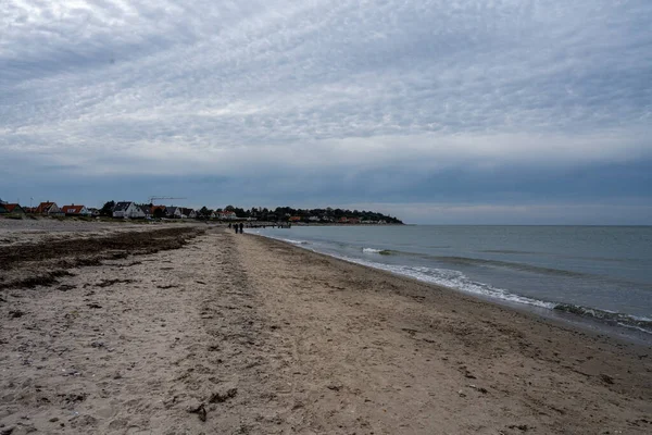 Een prachtige donkere lucht boven een strand. Foto uit Gilleleje, Denemarken — Stockfoto