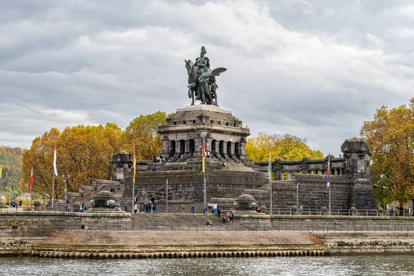 Koblenz, Rhein ve Mosel 'in buluşmasıydı. Alman Köşesi, İmparator I. William 'ın binicilik heykeli ile Almanya' nın birleşmesinin bir sembolü.. — Stok fotoğraf