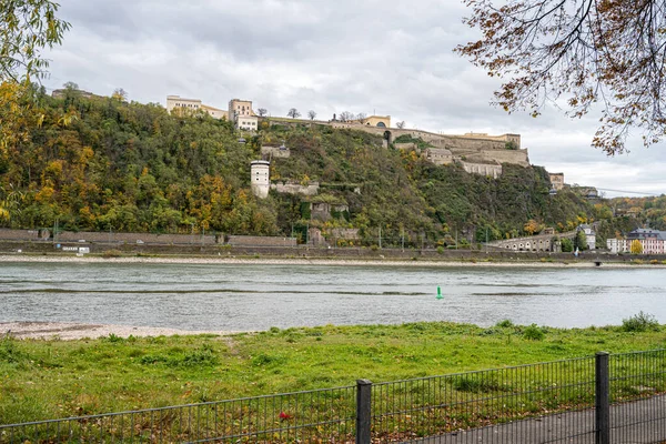 Německý roh, Koblenz byli Rhein a Mosel setkání. Pevnost Ehrenbreitstein v pozadí — Stock fotografie