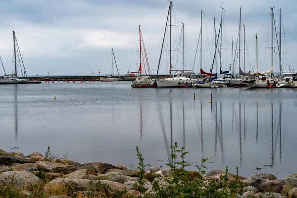 Borgholms hamn på Svenska Öland. Denna ö är ett populärt resmål för fritidsbåtar — Stockfoto