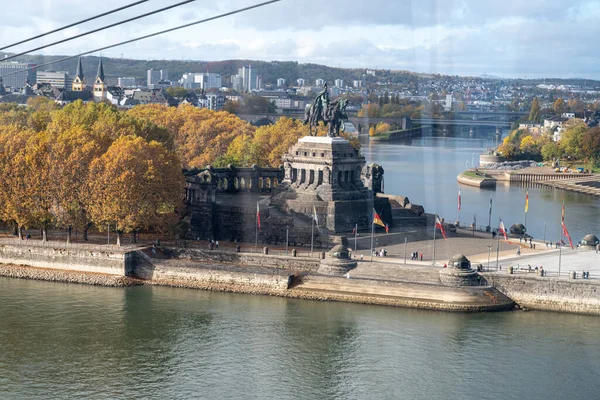 Almanya 'nın Koblenz kentindeki Alman Köşesi, Rhein ve Mosel nehirlerinin birleştiği yer. Bu, Almanya 'nın birleşmesinin önemli bir sembolüdür. — Stok fotoğraf