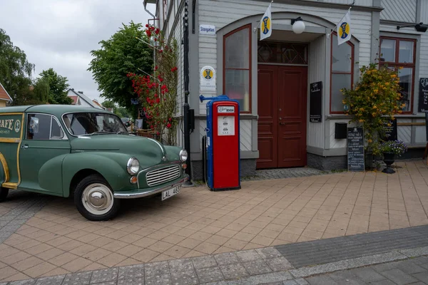 Ein Morris Minor 1000 von 1965 auf der Hauptstraße von Borgholm, Schweden. Dies ist die Hauptstadt auf der Ostseeinsel Oland, die ein beliebtes Touristenziel ist. — Stockfoto