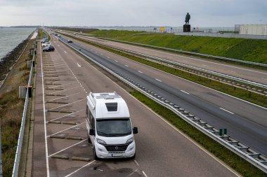 Afsluitdijk Hollanda 'da büyük bir baraj ve geçittir. Büyük Zuiderzee Fabrikası 'nın temel bir parçasıdır, Kuzey Denizi' nin tuzlu suyunu engeller ve onu bir tatlı su gölüne çevirir.