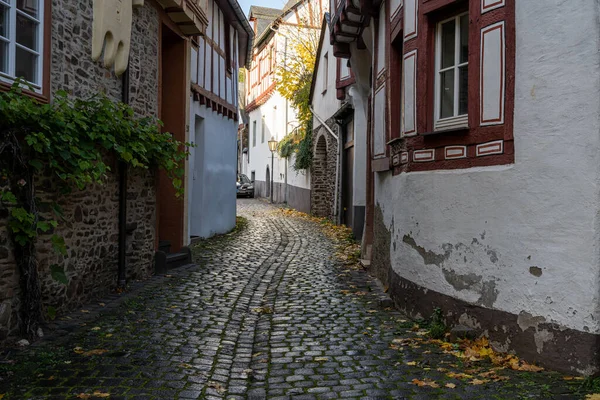 Una strada stretta in una vecchia città della valle della Mosella, Germania. Belle vecchie case — Foto Stock