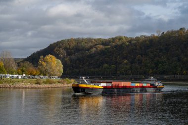 Koblenz, Almanya 'da bir nehir mavnası Rhein ve Mosel' in kesiştiği nehirlerdi.