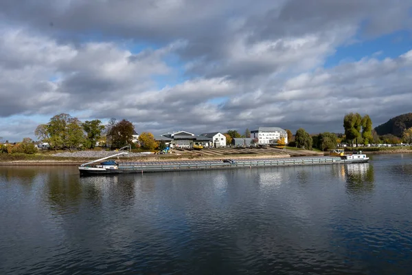 Ein Binnenschiff bei Koblenz, Ecke Rhein und Mosel — Stockfoto