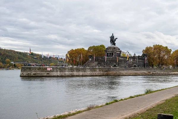 Koblenz var Rhein og Mosel møttes. Det tyske hjørne, et symbol på Tysklands forening med en rytterstatue av keiser Vilhelm I av Tyskland. – stockfoto