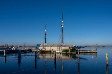 Marinadaki bir yelkenli kış için kapanmış.