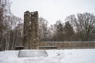 Nazi toplama kampı Stutthof 'da bir anıt. Stutthof, Alman sınırlarının dışında kurulan ilk Alman toplama kampıydı. 62.000 ile 65.000 arasında kişinin öldüğü tahmin ediliyor. 