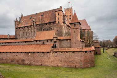 Polonya 'nın Pomerania bölgesindeki Malbork' taki Tötonik Düzen Kalesi. Burası dünyanın en büyük şatosu. Arazi ve UNESCO Dünya Mirasları Alanı ile ölçülüyor.