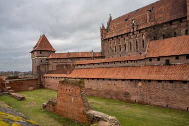Polonya 'nın Pomerania bölgesindeki Malbork' taki Tötonik Düzen Kalesi. Burası dünyanın en büyük şatosu. Arazi ve UNESCO Dünya Mirasları Alanı ile ölçülüyor.