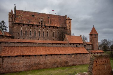Polonya 'nın Pomerania bölgesindeki Malbork' taki Tötonik Düzen Kalesi. Burası dünyanın en büyük şatosu. Arazi ve UNESCO Dünya Mirasları Alanı ile ölçülüyor.