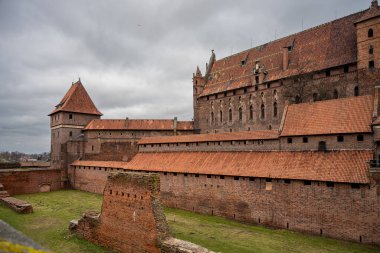 Polonya 'nın Pomerania bölgesindeki Malbork' taki Tötonik Düzen Kalesi. Burası dünyanın en büyük şatosu. Arazi ve UNESCO Dünya Mirasları Alanı ile ölçülüyor.