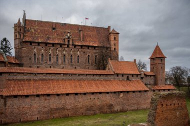 Polonya 'nın Pomerania bölgesindeki Malbork' taki Tötonik Düzen Kalesi. Burası dünyanın en büyük şatosu. Arazi ve UNESCO Dünya Mirasları Alanı ile ölçülüyor.