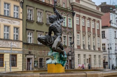 Poznan 'daki Eski Pazar' daki dört çeşmeden biri olan Mars Çeşmesi Rönesans Poznan Pazar Meydanı 'nın kuzeybatı tarafında yer alıyor.