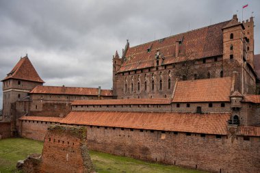 Polonya 'nın Pomerania bölgesindeki Malbork' taki Tötonik Düzen Kalesi. Burası dünyanın en büyük şatosu. Arazi ve UNESCO Dünya Mirasları Alanı ile ölçülüyor.