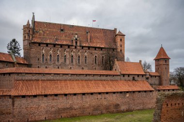 Polonya 'nın Pomerania bölgesindeki Malbork' taki Tötonik Düzen Kalesi. Burası dünyanın en büyük şatosu. Arazi ve UNESCO Dünya Mirasları Alanı ile ölçülüyor.