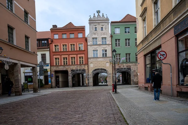 Eines der Stadttore von Torun, Polen. Es ist eine historische Stadt an der Weichsel in Nord-Zentralpolen und UNESCO-Weltkulturerbe — Stockfoto