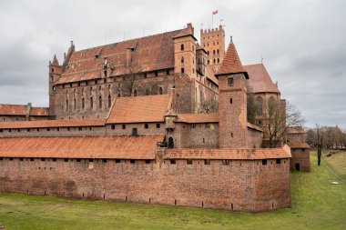 Polonya 'nın Pomerania bölgesindeki Malbork' taki Tötonik Düzen Kalesi. Burası dünyanın en büyük şatosu. Arazi ve UNESCO Dünya Mirasları Alanı ile ölçülüyor.