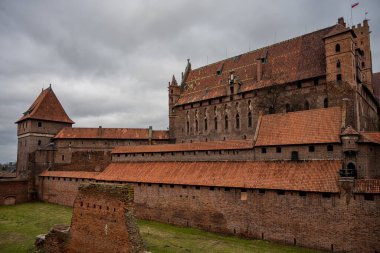 Polonya 'nın Pomerania bölgesindeki Malbork' taki Tötonik Düzen Kalesi. Burası dünyanın en büyük şatosu. Arazi ve UNESCO Dünya Mirasları Alanı ile ölçülüyor.