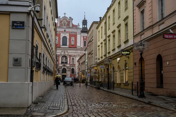 Eine Altstadtgasse in der Nähe des Renaissance-Marktplatzes in Poznan, Polen — Stockfoto
