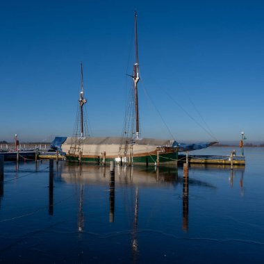 Marinadaki bir yelkenli kış için kapanmış.