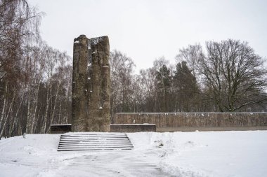 Nazi toplama kampı Stutthof 'da bir anıt. Stutthof, Alman sınırlarının dışında kurulan ilk Alman toplama kampıydı. 62.000 ile 65.000 arasında kişinin öldüğü tahmin ediliyor. 