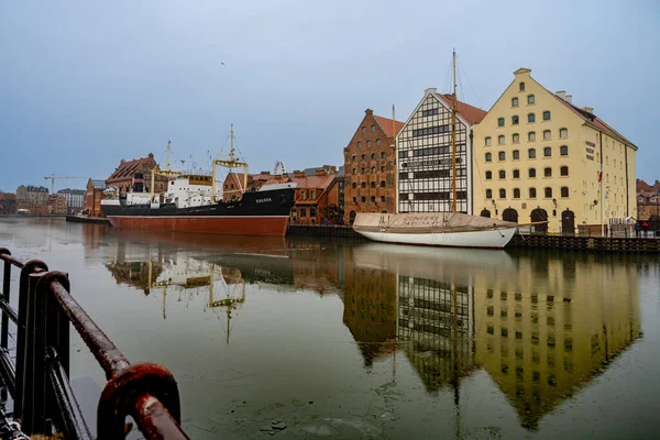 Pohled na staré město Gdaňsk v Polsku. Odrazy ve vodě — Stock fotografie