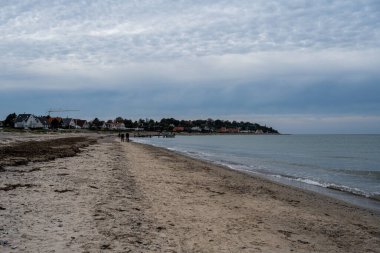 Kumsalın üzerinde güzel, karanlık bir gökyüzü. Fotoğraf: Gilleleje, Danimarka