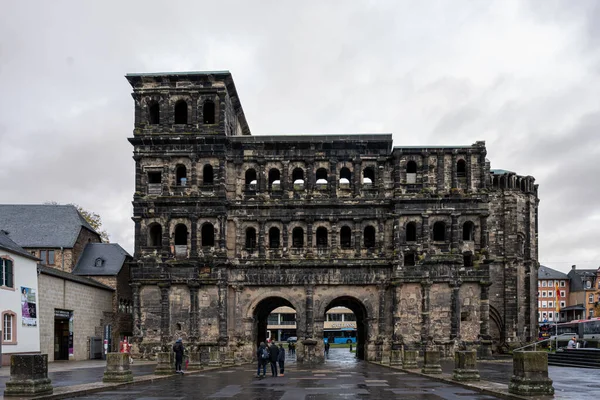 Porta Nigra ya da Kara Kapı, Roma 'nın en büyük şehri. Roma Anıtları, Aziz Peter Katedrali ve Trier 'deki Meryem Ana Kilisesi UNESCO Dünya Mirası Alanı' nın bir parçası olarak düzenlenmiştir..