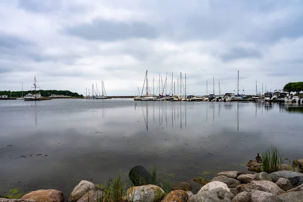 Borgholm haven op het Zweedse Oostzee-eiland Oland. Dit eiland is een populaire bestemming voor pleziervaartuigen — Stockfoto