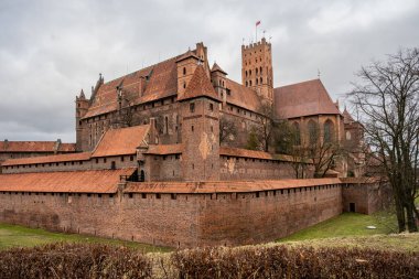 Polonya 'nın Pomerania bölgesindeki Malbork' taki Tötonik Düzen Kalesi. Burası dünyanın en büyük şatosu. Arazi ve UNESCO Dünya Mirasları Alanı ile ölçülüyor.
