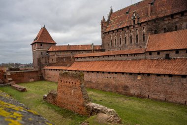 Polonya 'nın Pomerania bölgesindeki Malbork' taki Tötonik Düzen Kalesi. Burası dünyanın en büyük şatosu. Arazi ve UNESCO Dünya Mirasları Alanı ile ölçülüyor.