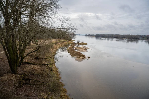 Polonya 'nın kuzeyindeki Torun' daki Vistula Nehri manzarası. Bulutlar suya yansıdı. — Stok fotoğraf